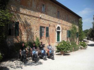 Il gruppo di Vespa entusiasts del Vespa Club di Salisburgo a riposo alla Fattoria del Colle in Trequanda. www.cinellicolombini.it