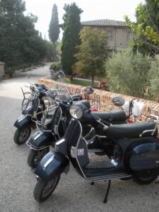 Le 'Vespe' del Vespa Club di Salisburgo a riposo alla Fattoria del Colle in Trequanda. www.cinellicolombini.it