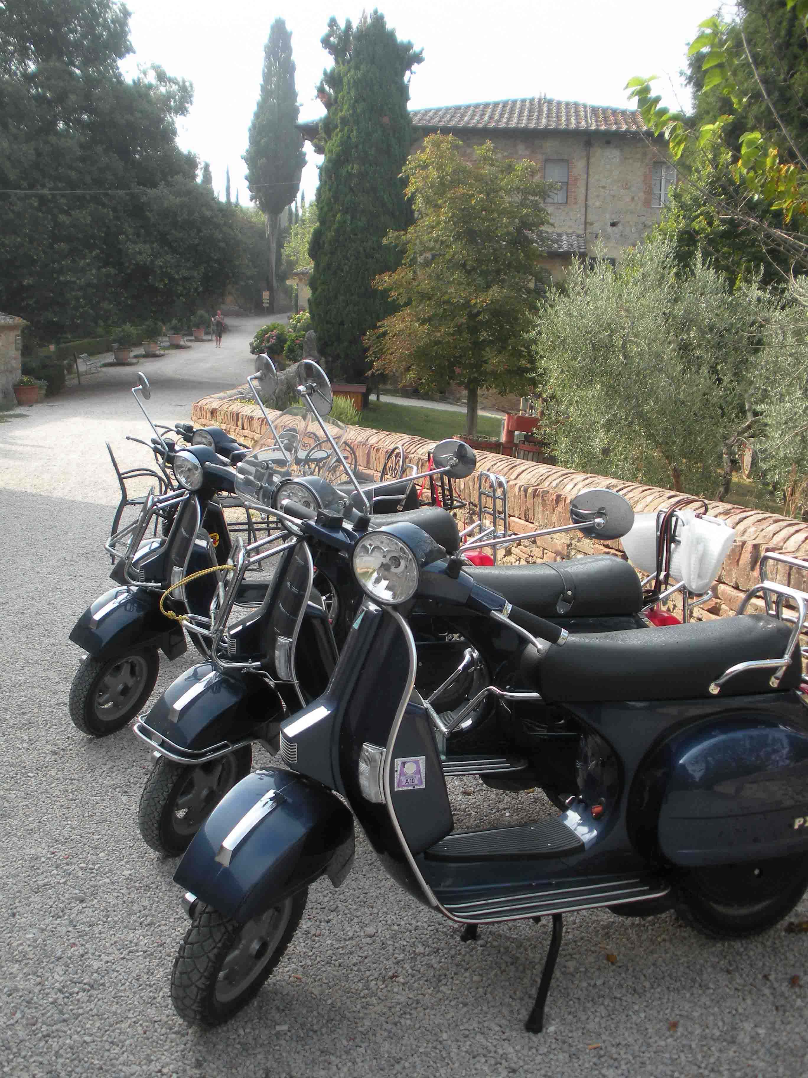 Le 'Vespe' del Vespa Club di Salisburgo a riposo alla Fattoria del Colle in Trequanda. www.clientiweb.comcolombini/old