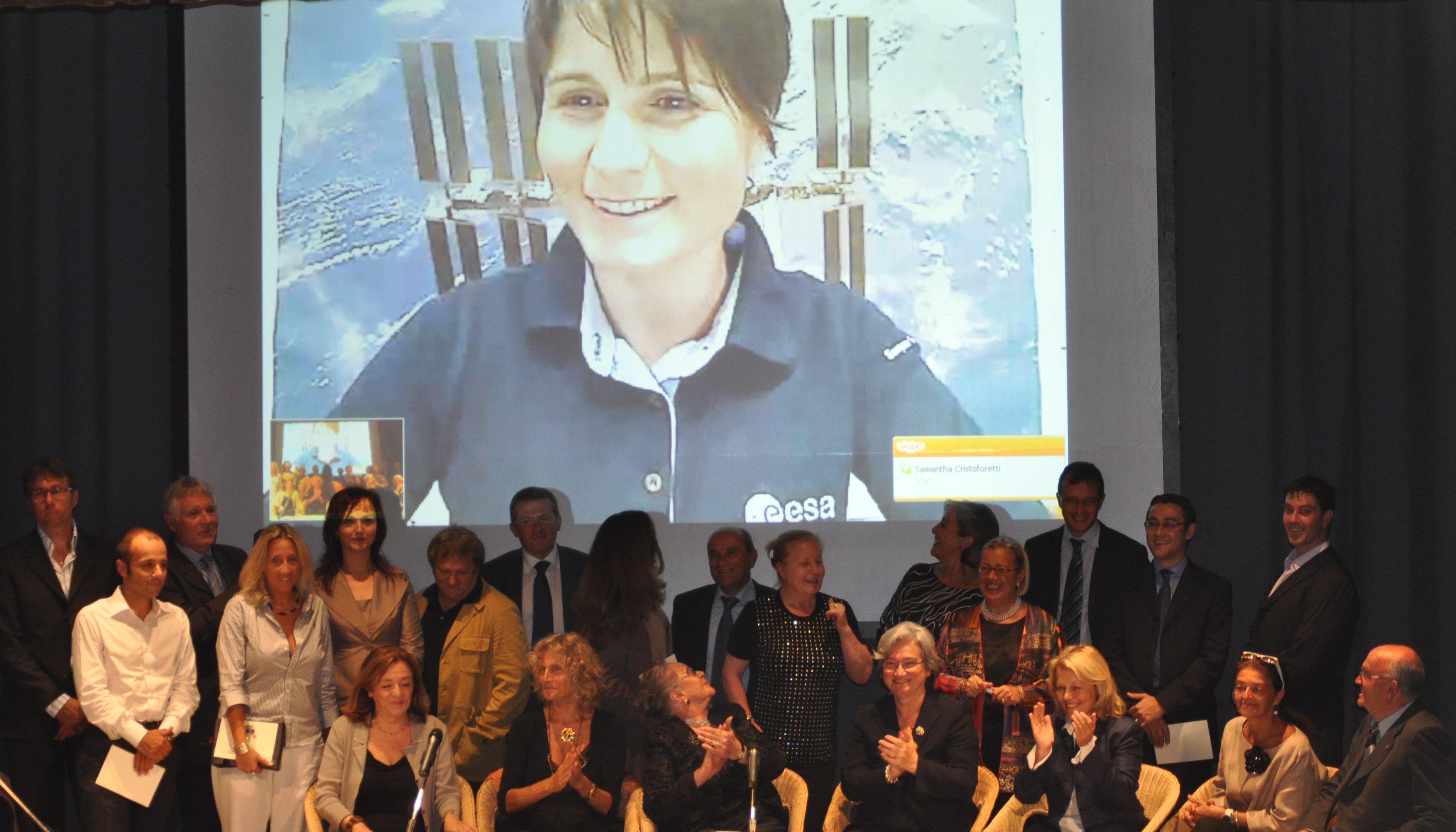 Foto di gruppo con Samantha Cristoforetti al Premio Casato Prime Donne 2010