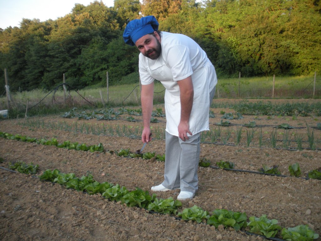 Lo chef Antonio nell'orto