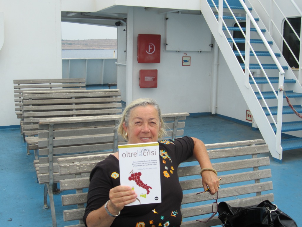 Donatella con il libro di Piccoli e Pantini