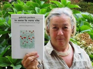 Donatella con il libro Peritore Donatella con il libro Peritore