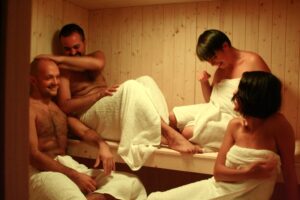 Violante e i suoi amici in sauna