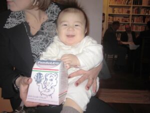 Il bambino di Tomoko con il pandorino Leo Il bambino di Tomoko con il pandorino Leo