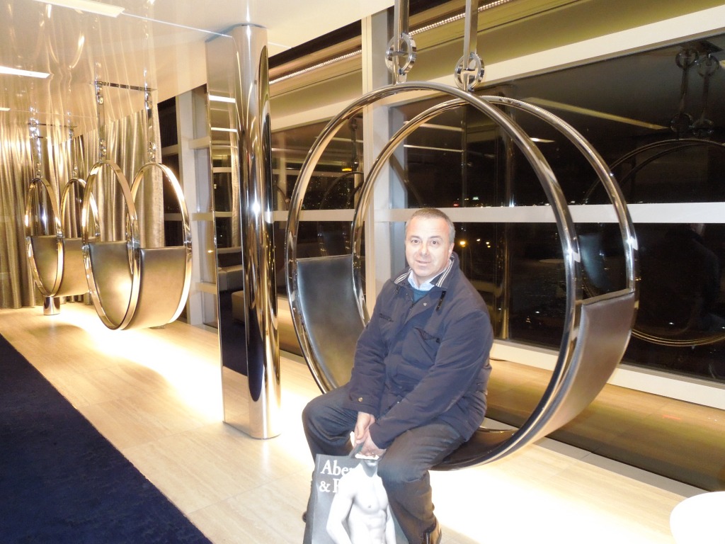 Apella - New York- Stefano Campatelli in uono dei salotti di design