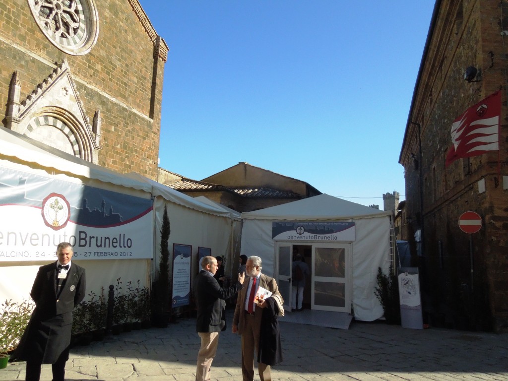 BenvenutoBrunello2012-Gori e marone Cinzano davanti al Brunello Village