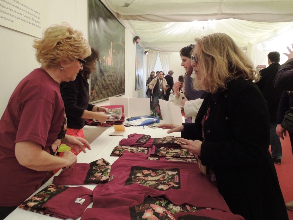 BenvenutoBrunello2012-RaffaellaLambardi-Charity per la Misericordia-Vendita delle magliette Ferragamo