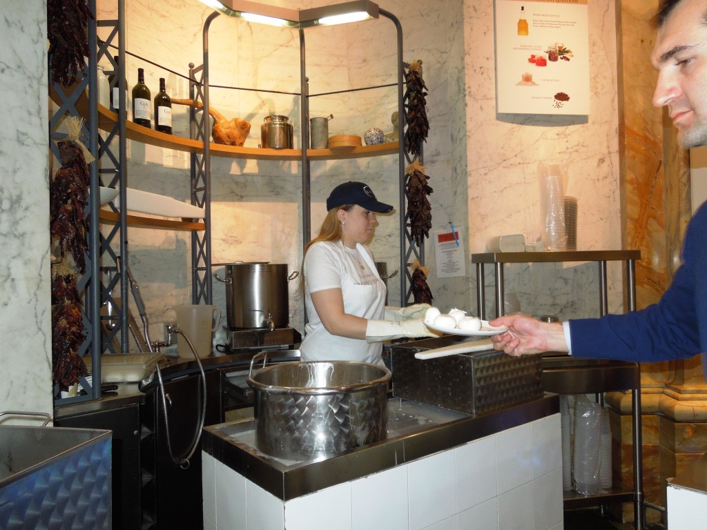 Eataly- New York - mini caseificio delle mozzarelle