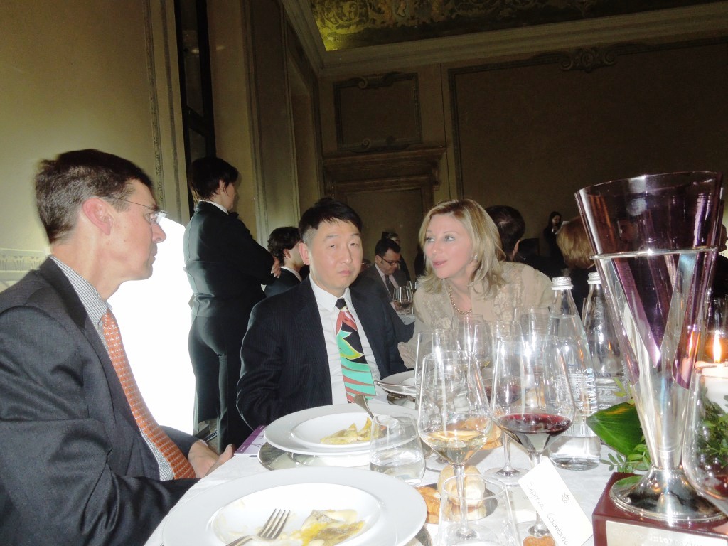 Debra Meiburg parla con Thomas Matthew Executive Editor of Wine Spectator In primo pramo il Premio Internazionale Vinitaly