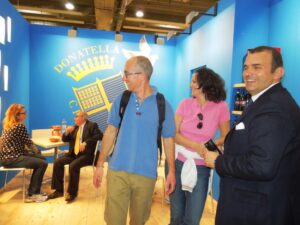 Donatella Cinelli Colombini stand Vinitaly 2012 - Chiara, carlo e Luca con 2 amici