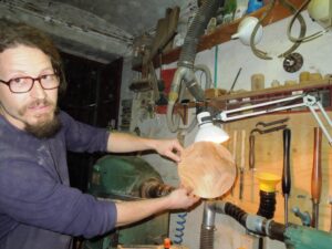 Giorgio Romani nel suo laboratorio