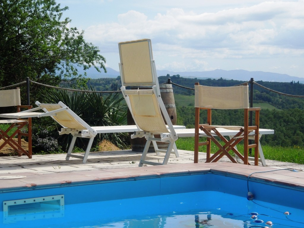 Fattoria del Colle-piscina e panorama