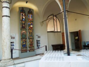 Montalcino -Chiostro di Sant'Agostino - vetrata di Bartolo di Fredi