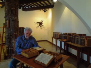 Annibale Parisi nella biblioteca degli alberi
