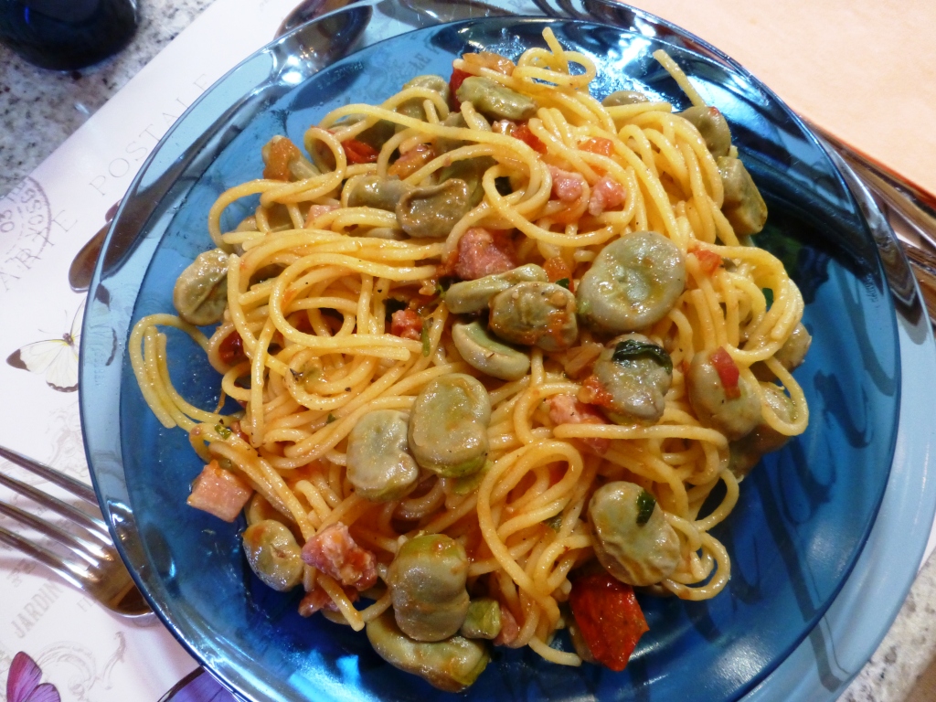 Spaghetti con sugo di fave