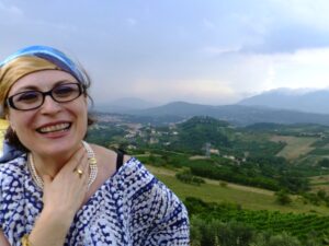 Daniela Mastroberardino davanti ai vigneti di Fiano Daniela Mastroberardino davanti ai vigneti di Fiano