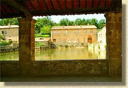 Vasca Bgno Vignoni vista dalla loggia Vasca Bgno Vignoni vista dalla loggia