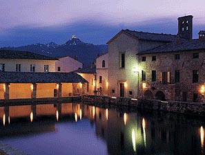 Bagno Vignoni loggiato di notte Bagno Vignoni loggiato di notte