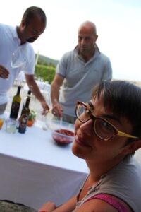 Scacciaconti Jerry serve il cocktail a Violante e Inganzio