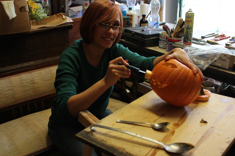 Bonella intaglia la zucca per Halloween