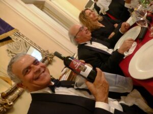 Marcello Murziani mostra il vino con l'etichetta del Lions Club Firenze Brunelleschi Marcello Murziani mostra il vino con l'etichetta del Lions Club Firenze Brunelleschi