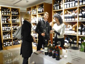 Emanuela Tamburini fa assaggiare i nostri vini all'evento VIF Emanuela Tamburini fa assaggiare i nostri vini all'evento VIF