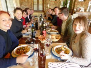 Sommelier austriaci e svedesi gustano la zuppa di Trequanda