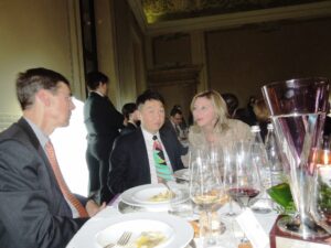 Debra-Meiburg-parla-con-Thomas-Matthew-Executive-Editor-of-Wine-Spectator-In-primo-pramo-il-Premio-Internazionale-Vinitaly