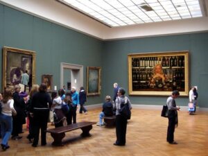 Donatella Cinelli Colombini al museo, ma è uno scherzo Donatella al museo, ma è uno scherzo