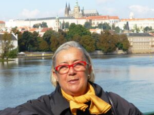 Donatella Cinelli Colombini davanti al palazzo reale di Praga Donatella Cinelli Colombini davanti al palazzo reale di Praga