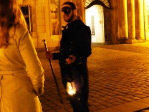 Praga guida ai segreti della città con frac, bastone, lanterna e maschera Praga guida ai segreti della città con frac, bastone, lanterna e maschera