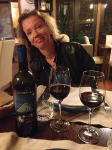 Sandra Savaglio con il vino Cenerentola