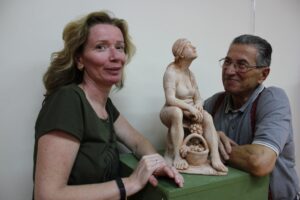 Sandra Savaglio e Piero Sbarluzzi con la sua scultura Vita Sandra Savaglio e Piero Sbarluzzi con la sua scultura Vita