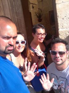 Violante, Ignazio, Elena e Andrea davanti alla casa di Gozo. Fine vacanza Violante, Ignazio, Elena e Andrea davanti alla casa di Gozo. Fine vacanza