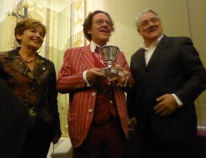 Philippe Daverio con la coppa di Pitagora di Gerardo Sacco