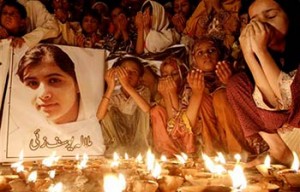 PAKISTAN people praying for a wounded Malala PAKISTAN people praying for a wounded Malala