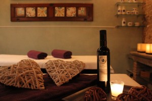 Fattoria-del-Colle-couple's_massage_with extravergin_olive_oil Fattoria-del-Colle-couple's_massage_with extravergin_olive_oil