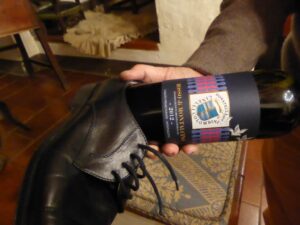 Rosso di Montalcino Donatella Cinelli Colombini: aprire la bottiglia con una scarpa