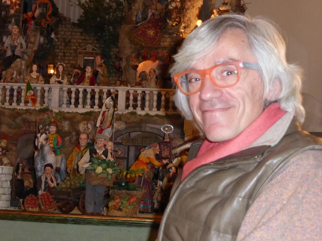 Piero Miraldi davanti al suo presepio