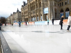 Vienna pista del ghiaccio davanti al Parlamento