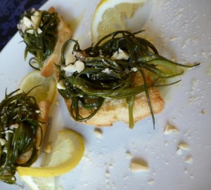 crostoni con mozzarella di bufala agretti e acciughe