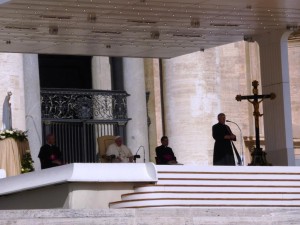 Papa Francesco sul sagrato di San Pietro 