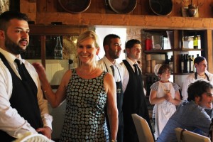 Chef e camerieri dell'Osteria della Fattoria del Colle il ringraziamenti