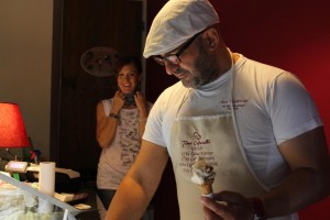 Toni Cafarelli al banco della gelateria di Montisi