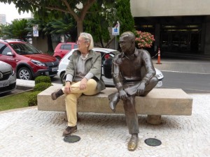 Brasilia Donatella insieme alla statua del Presidente
