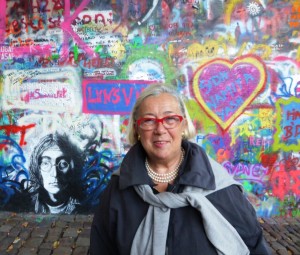 Praga Donatella Cinelli Colombini al muro di John Lennon