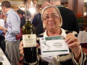 Donatella Cinelli Colombini serve il vino di Volpaia