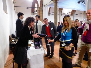 BENVENUTO-BRUNELLO-2016-ANTONELLA-MARCONI-SERVE-IL-BRUNELLO-A-BARBARA-LATINI