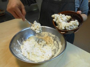 Ciaccia di Pasqua - preparazione con friccioli